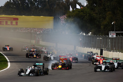Льюіс Хемілтон, Mercedes AMG F1 W07 Hybrid лідирує на старті гонки