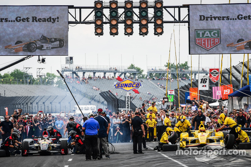 Mikhail Aleshin, Schmidt Peterson Motorsports Honda, Helio Castroneves, Team Penske Chevrolet