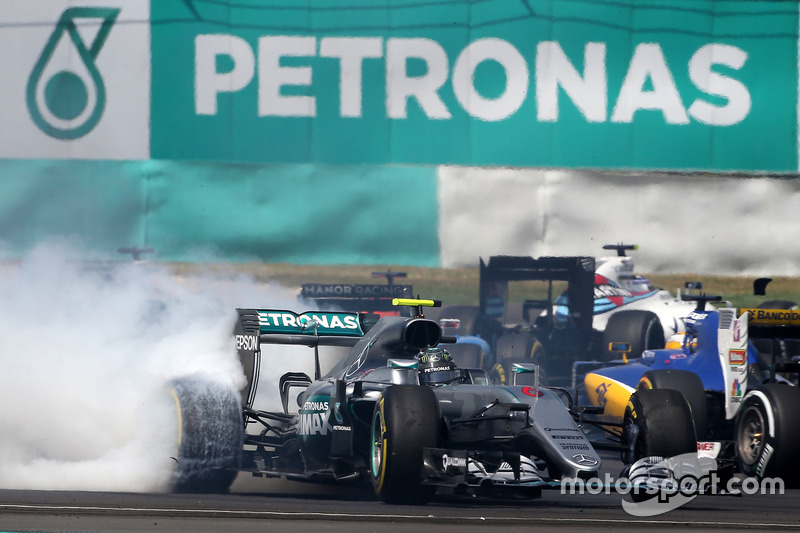 Nico Rosberg, Mercedes AMG F1 W07 Hybrid se recupera de contacto al inicio de la carrera