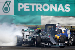 Nico Rosberg, Mercedes AMG F1 W07 Hybrid reprend la piste après un contact au départ