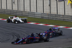 Брендон Хартли и Пьер Гасли, Scuderia Toro Rosso STR13, Маркус Эрикссон, Alfa Romeo Sauber C37