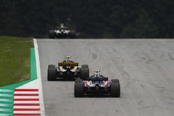 Carlos Sainz Jr., Renault Sport F1 Team R.S. 18, leads Pierre Gasly, Toro Rosso STR13