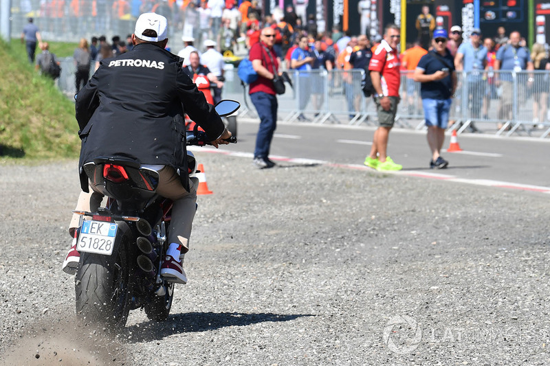 Lewis Hamilton, Mercedes-AMG F1, beraksi di atas Motor MV Augusta
