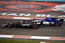 Kevin Magnussen, Haas F1 Team VF-17 et Pascal Wehrlein, Sauber C36 en lutte pour une position