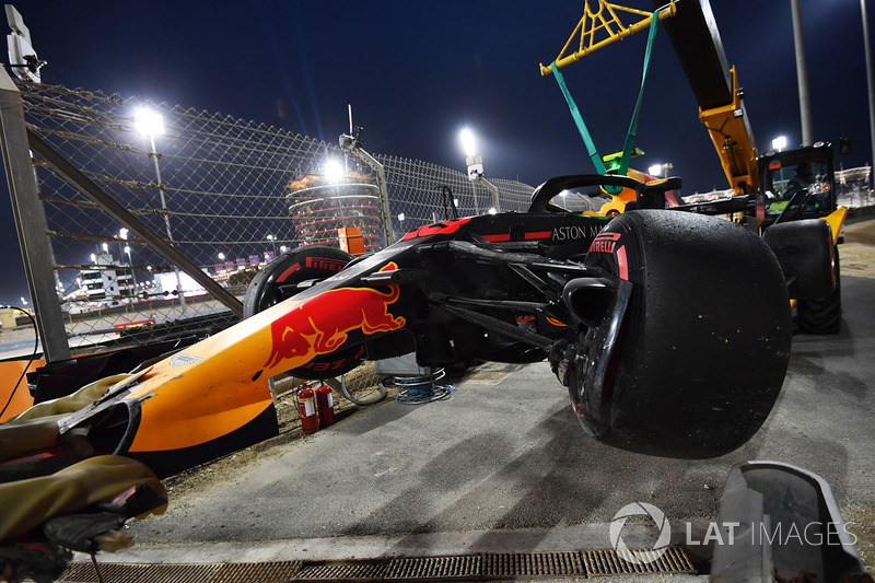 El coche chocado de Max Verstappen, Red Bull Racing RB14 es removido