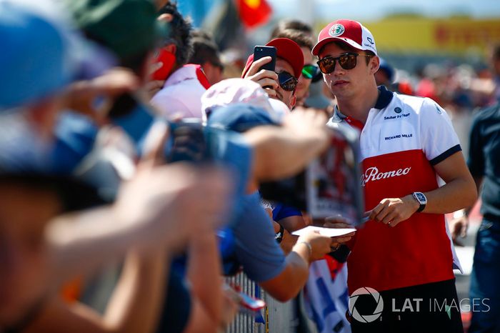 Charles Leclerc, Sauber, firmando autógrafos