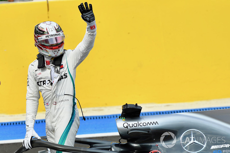 Il poleman Lewis Hamilton, Mercedes-AMG F1 W09 festeggia nel parco chiuso