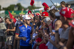 Pierre Gasly, Scuderia Toro Rosso, taraftarlara imza dağıtıyor