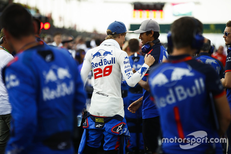 Brendon Hartley, Toro Rosso, habla con Sean Gelael, Toro Rosso