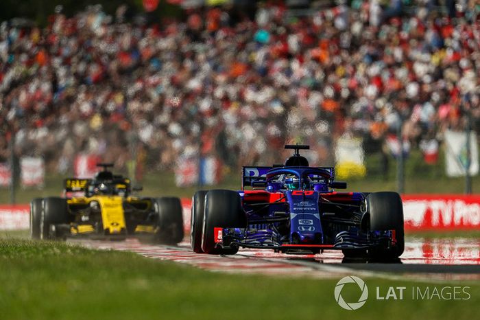 Brendon Hartley, Toro Rosso STR13, y Nico Hulkenberg, Renault Sport F1 Team R.S. 18