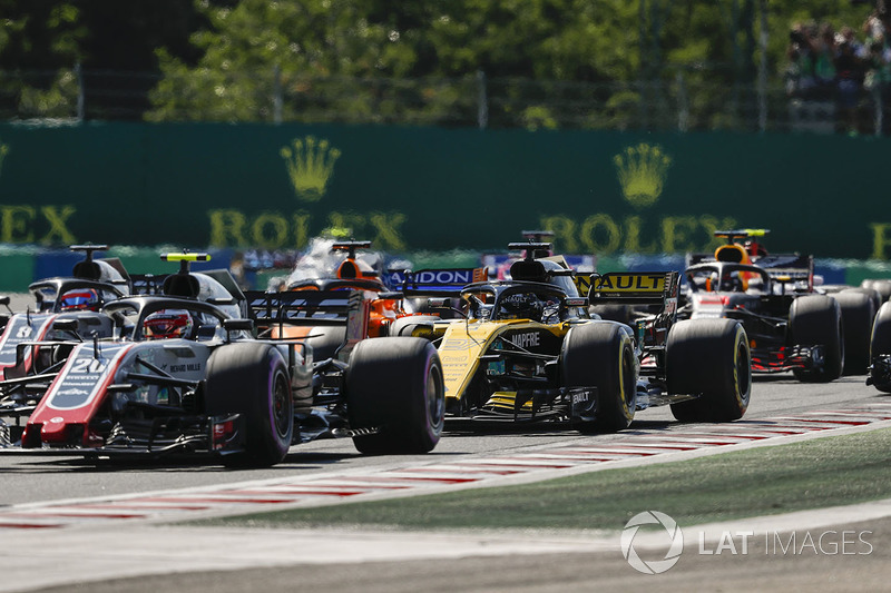 Kevin Magnussen, Haas F1 Team VF-18, Nico Hulkenberg, Renault Sport F1 Team R.S. 18, Fernando Alonso, McLaren MCL33, Daniel Ricciardo, Red Bull Racing RB14, y el resto de los coches
