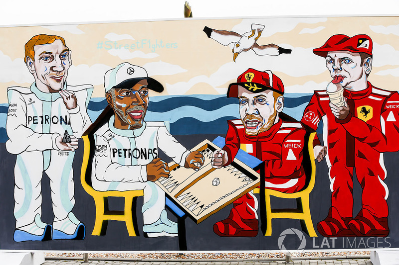 Obra que representa a Valtteri Bottas, Mercedes AMG F1, Lewis Hamilton, Mercedes AMG F1, Sebastian Vettel, Ferrari y Kimi Raikkonen, Ferrari, jugando al backgammon