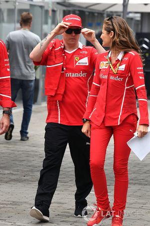 Kimi Raikkonen, Ferrari con Stefania Bocchi, Ferrari y Alberto Antonini encargados de prensa de Ferrari