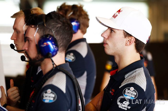  Pierre Gasly, Scuderia Toro Rosso, studies data in the team's garage