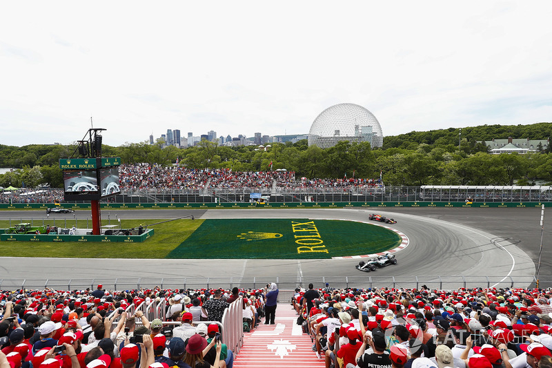 Valtteri Bottas, Mercedes AMG F1 W09, leads Max Verstappen, Red Bull Racing RB14