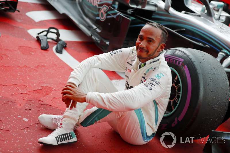Lewis Hamilton, Mercedes AMG F1, fête sa victoire dans le Parc Fermé