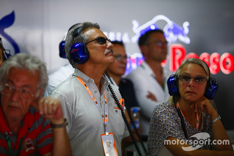 Маріо Тайссен у боксах Toro Rosso