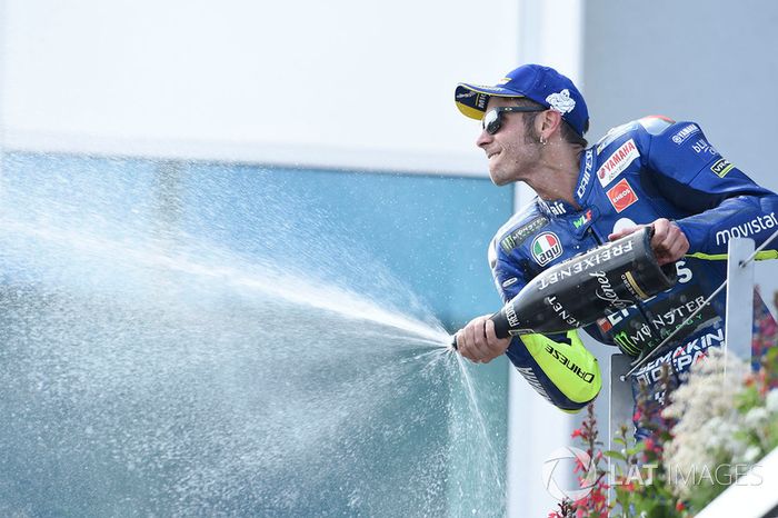 Podio: segundo clasificado Valentino Rossi, Yamaha Factory Racing