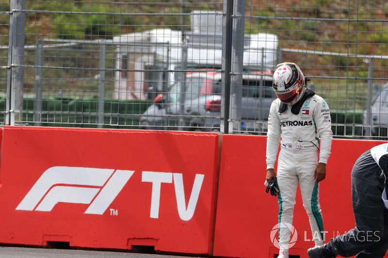 Lewis Hamilton, Mercedes-AMG F1 W09 stops on track