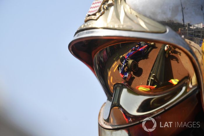 Brendon Hartley, Scuderia Toro Rosso STR13 reflejado en un casco de bombero