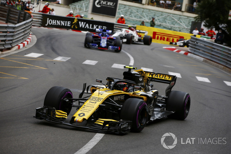 Carlos Sainz Jr., Renault Sport F1 Team R.S. 18, leads Brendon Hartley, Toro Rosso STR13