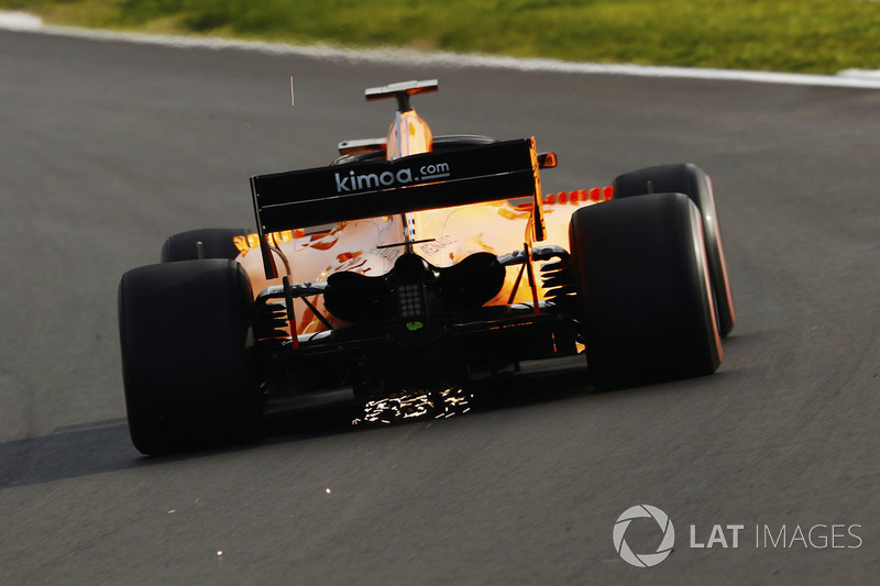 Stoffel Vandoorne, McLaren MCL33, strikes up sparks