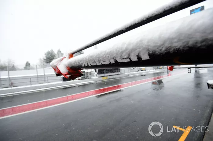 Pitlane del Circuit de Barcelona cubierto de nieve