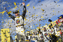 Race winner Kevin Harvick, Stewart-Haas Racing, Ford