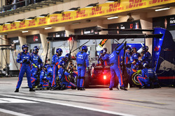 Pierre Gasly, Scuderia Toro Rosso STR13, s'arrête au stand