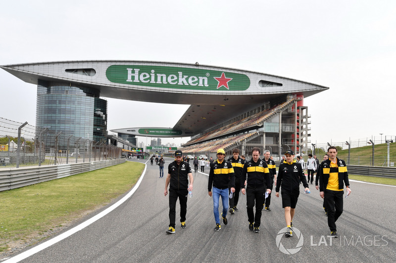 Carlos Sainz jr, Renault Sport F1 Team walks the track