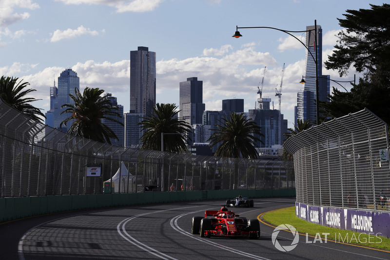 Lewis Hamilton na volta 28: Hamilton: O que aconteceu rapazes? Por que vocês não me falaram que Vettel foi para os pits? O que aconteceu? Rádio: Estamos analisando isso, Lewis. Hamilton: Foi erro meu ou... eu teria que estar mais rápido com o Safety Car? R