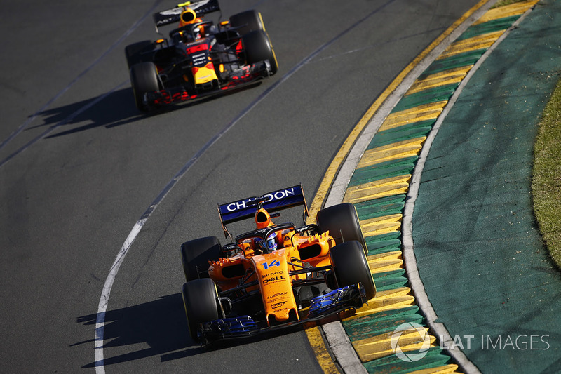 Fernando Alonso, McLaren MCL33 Renault, Max Verstappen, Red Bull Racing RB14 Tag Heuer