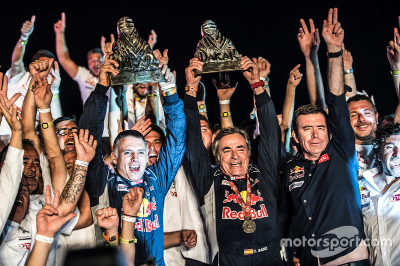 Les vainqueurs #303 Peugeot Sport Peugeot 3008 DKR: Carlos Sainz, Lucas Cruz