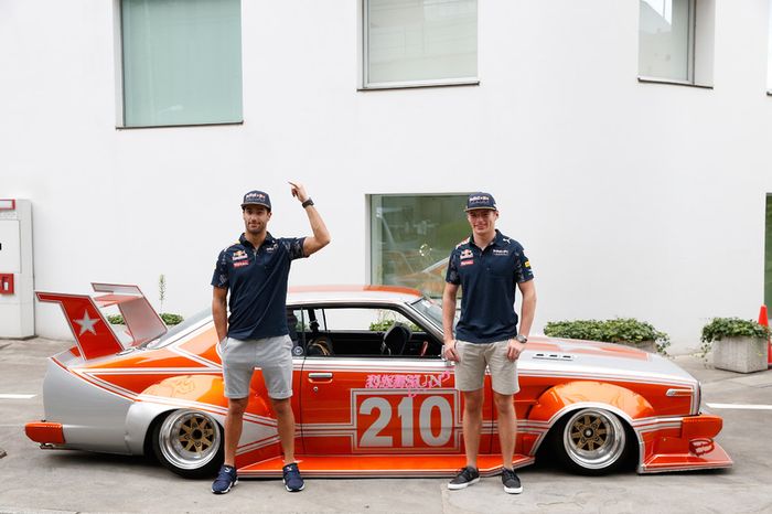 Daniel Ricciardo y Max Verstappen, Red Bull Racing conducen alrededor de Tokio en un coche de Bosozuko