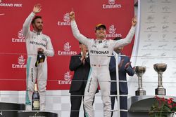 Ganador de la carrera Nico Rosberg, Mercedes AMG F1 (derecha) celebra en el podio con el tercer pues