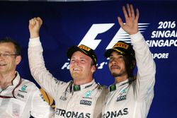 Ganador de la carrera Nico Rosberg, Mercedes AMG F1 celebra en el podio con el tercer puesto compañe