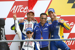 Podium : le vainqueur Valentino Rossi, Yamaha; le deuxième Jorge Lorenzo, Yamaha; le troisième Colin Edwards, Tech 3; et Masao Furusawa, Yamaha