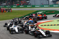 Sergio Perez, Sahara Force India F1 VJM09, Felipe Massa, Williams FW38, et Nico Hulkenberg, Sahara Force India F1 VJM09 au départ