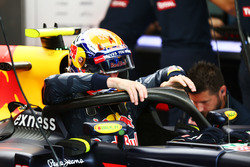 Max Verstappen, Red Bull Racing RB12, mit Cockpitschutz Halo