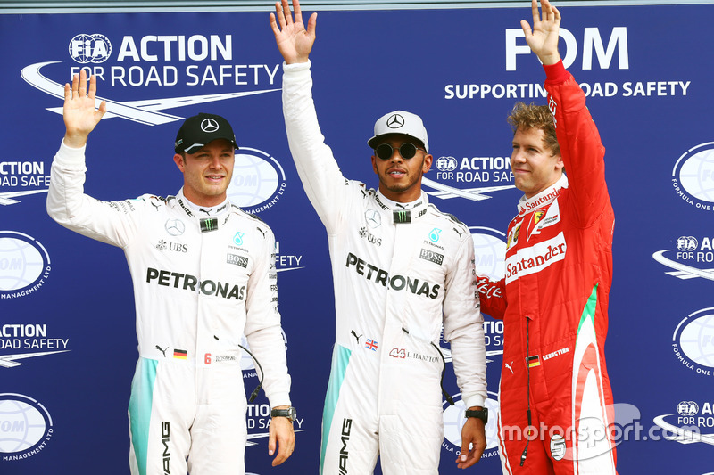 QualifyingTop 3 im Parc Ferme (L n. R): 2. Nico Rosberg, Mercedes AMG F1; Pole Position Lewis Hamilt