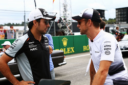 Серхио Перес, Sahara Force India F1 и Дженсон Баттон, McLaren на параде пилотов