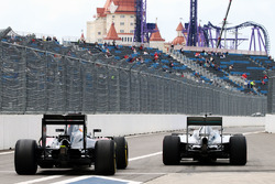 Fernando Alonso, McLaren MP4-31 e Lewis Hamilton, Mercedes AMG F1 Team W07