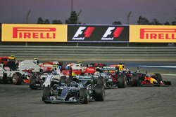 Start zum Rennen: Nico Rosberg, Mercedes AMG F1 Team W07; Valtteri Bottas, Williams FW38 und Lewis H