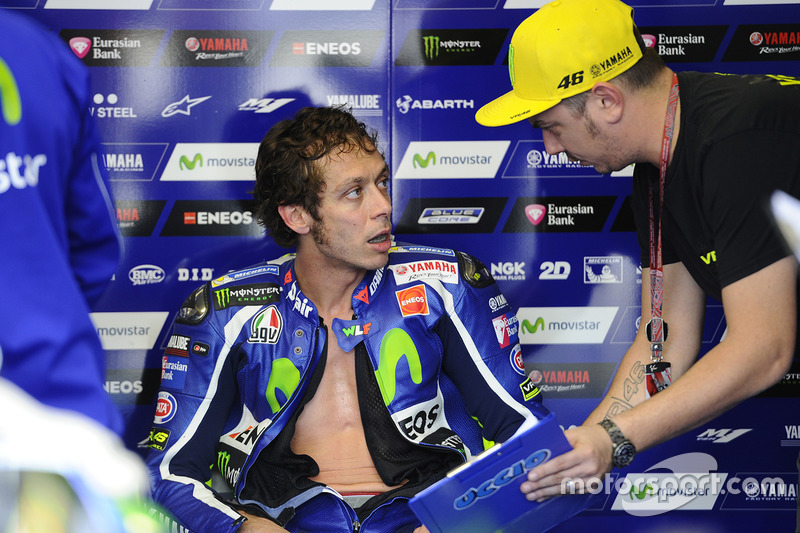 Exausto, Valentino Rossi conversa com membro da equipe