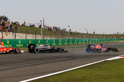 Carlos Sainz Jr., Scuderia Toro Rosso STR11 encierra en la frenada por delante de Fernando Alonso, M