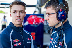 Даниил Квят, Scuderia Toro Rosso общается со своим гоночным инженером