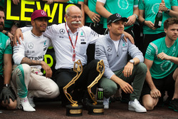 Переможець - Льюіс Хемілтон, Mercedes AMG F1, святкує з генеральним директором Daimler AG Доктором Д