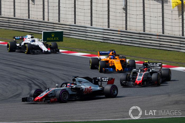 Romain Grosjean, Haas F1 Team VF-18 Ferrari, Kevin Magnussen, Haas F1 Team VF-18 Ferrari, y Fernando Alonso, McLaren MCL33 Renault