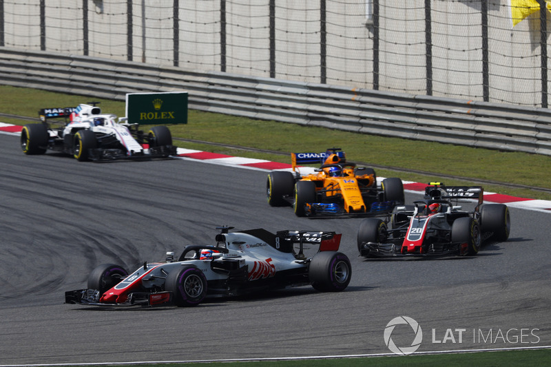 Romain Grosjean, Haas F1 Team VF-18 Ferrari, devant Kevin Magnussen, Haas F1 Team VF-18 Ferrari, et Fernando Alonso, McLaren MCL33 Renault