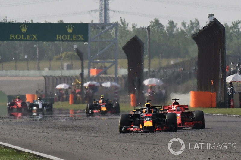 Daniel Ricciardo, Red Bull Racing RB14 et Sebastian Vettel, Ferrari SF71H en lutte